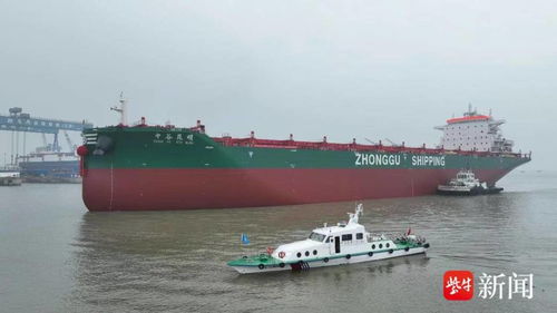 國內最大內貿集裝箱船安全出塢