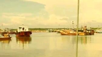 鏟車助推8200噸散貨船“遠景發展”氣囊上排下水，吉水接水順利